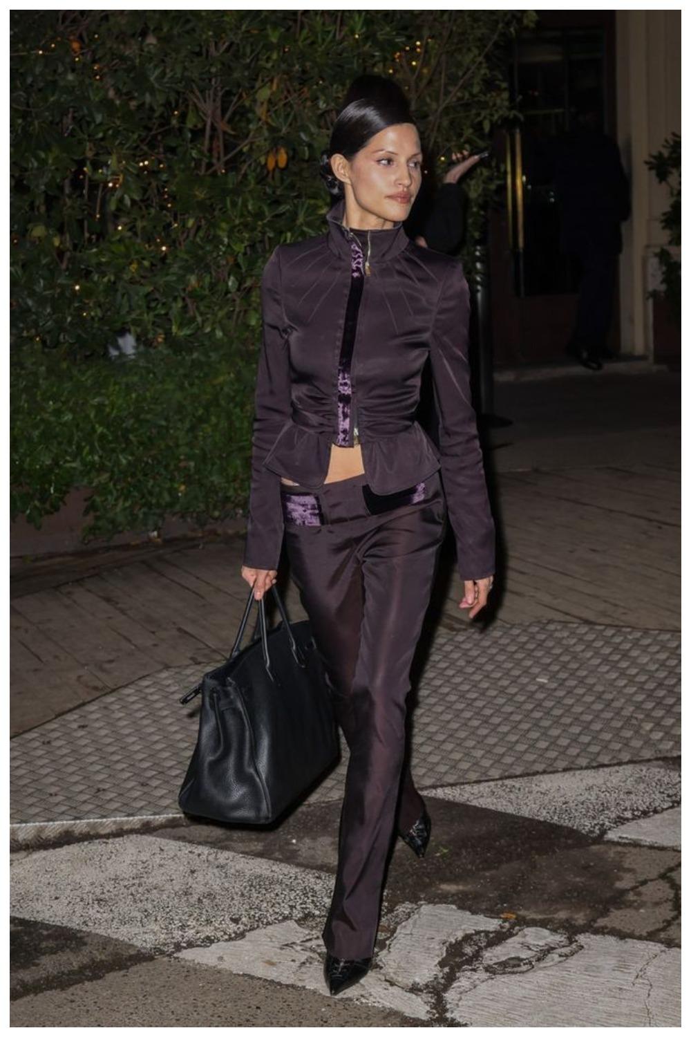 Pantalones Gucci Tom Ford 2004
talla 40

estado excelente
Cintura: 76 cm → 29,92 pulgadas
Longitud: 111 cm → 43,70 pulgadas
Entrepierna: 93 cm → 36,61 pulgadas
Fuera (anchura de las piernas): 22 cm → 8,66 pulgadas
Caderas: 90 cm → 35,43 pulgadas