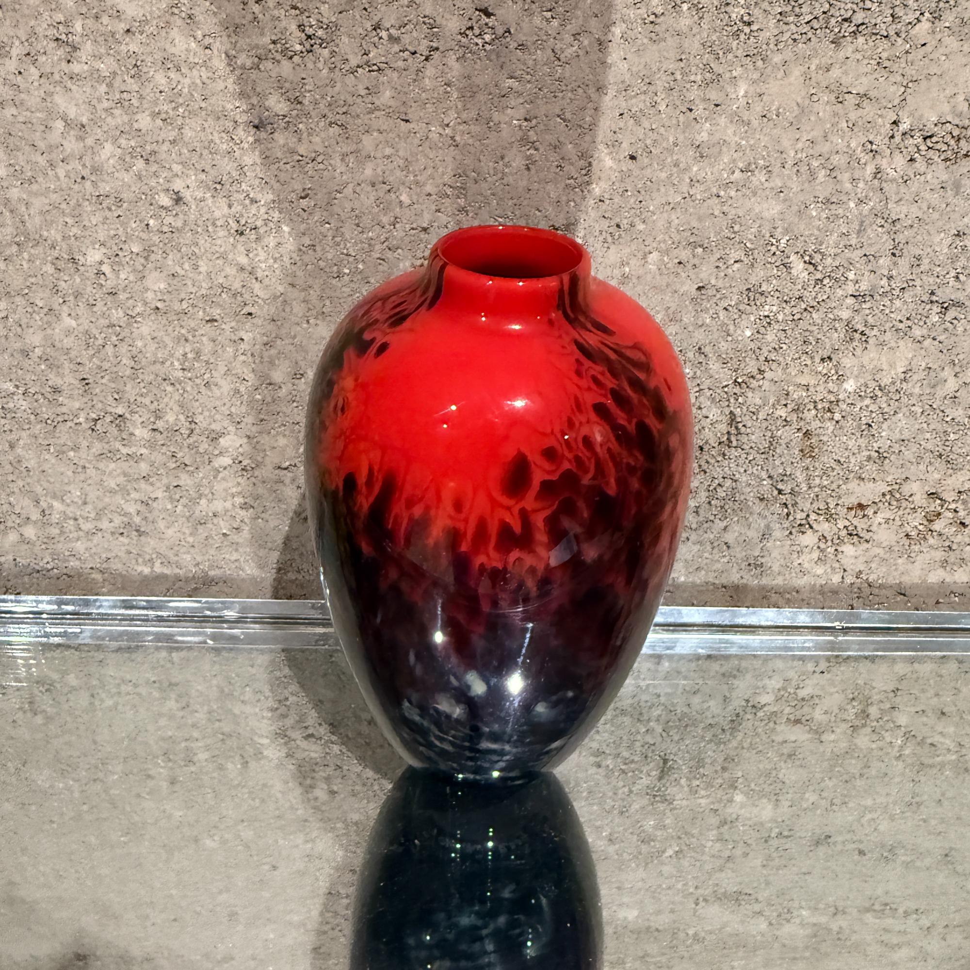 Vase d'art en verre d'Hawaï Big Island rouge et noir Hugh Jenkins + S. Ross, 2004 en vente 7