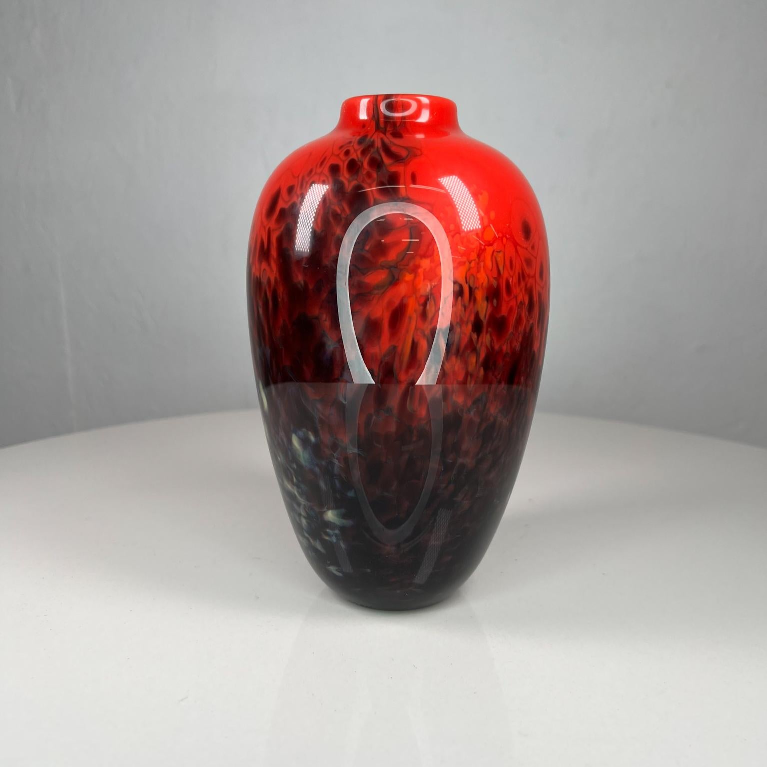 L'art moderne du verre de Big Island Hawaii
Par Hugh Jenkins et Stephanie Ross
Vase en verre d'art signé par l'artiste h jenkins + s ross Hawaii 2004
Rouge et noir.
Des lignes modernes et épurées
Mesures : 7 de haut x 4 de diamètre
Etat