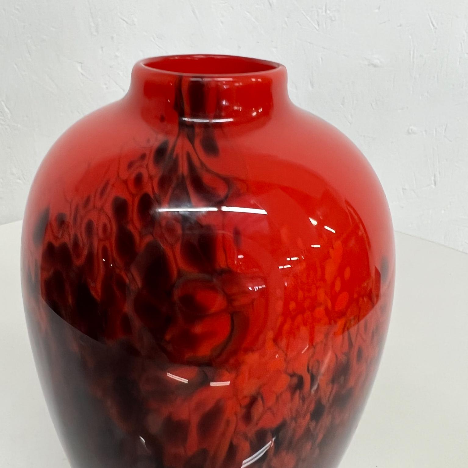 Américain Vase d'art en verre d'Hawaï Big Island rouge et noir Hugh Jenkins + S. Ross, 2004 en vente
