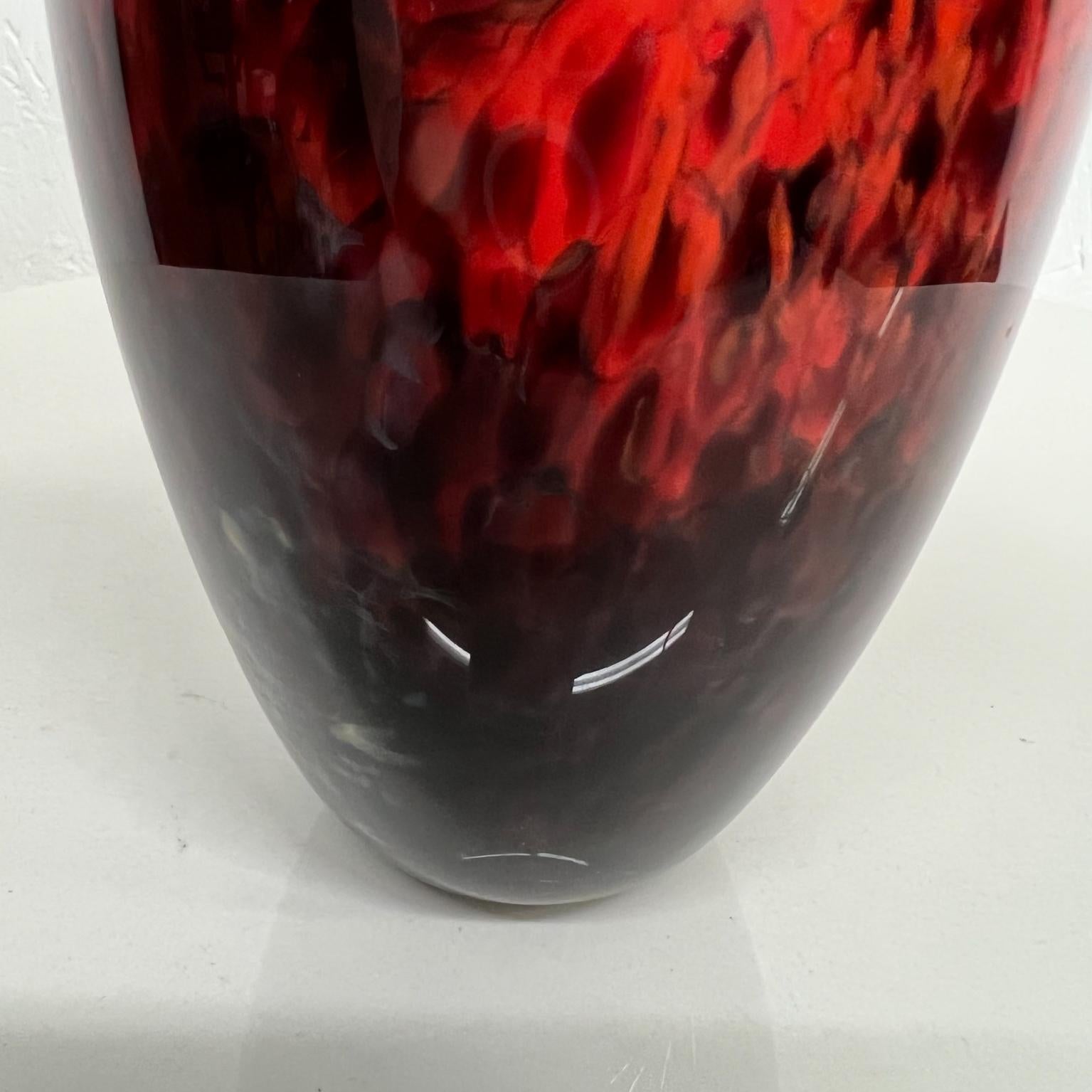 Vase d'art en verre d'Hawaï Big Island rouge et noir Hugh Jenkins + S. Ross, 2004 Bon état - En vente à Chula Vista, CA