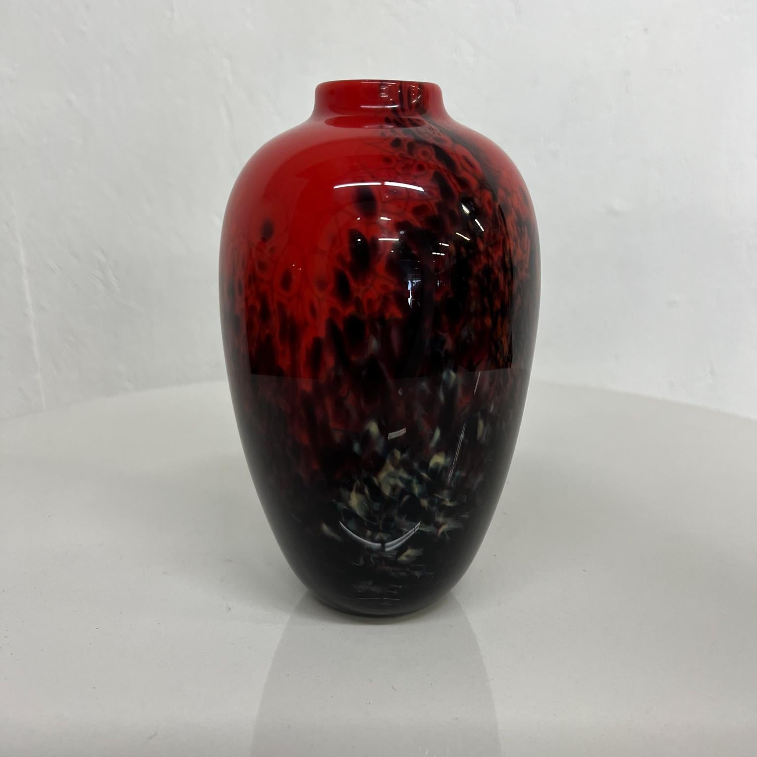Verre d'art Vase d'art en verre d'Hawaï Big Island rouge et noir Hugh Jenkins + S. Ross, 2004 en vente