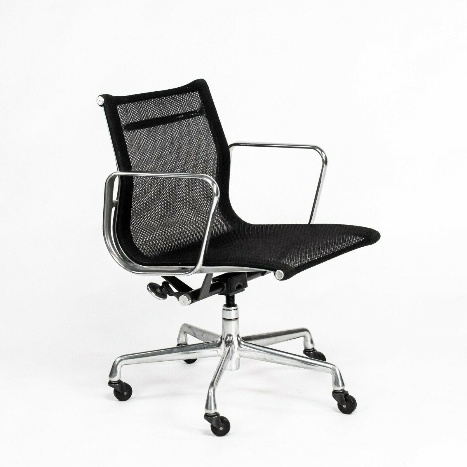 Zum Verkauf steht ein einzelner (mehrere Stühle sind verfügbar, aber der angegebene Preis ist für jeden Stuhl) Herman Miller Eames Aluminium Gruppe Management Schreibtischstuhl in schwarzem Netz. Wir haben eine größere Gruppe dieser Stühle erworben,