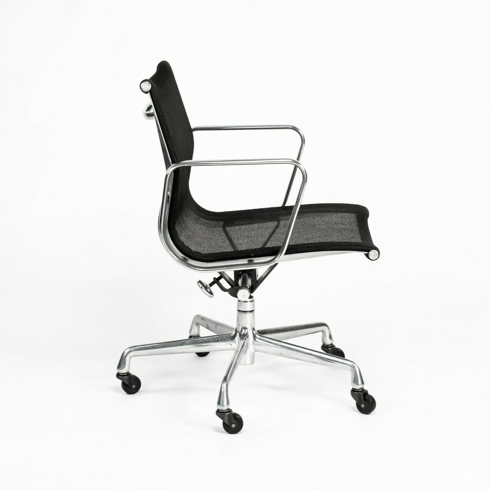 2004 Herman Miller Eames Aluminium Group Management-Schreibtischstuhl aus schwarzem Mesh-Stoff (Moderne) im Angebot