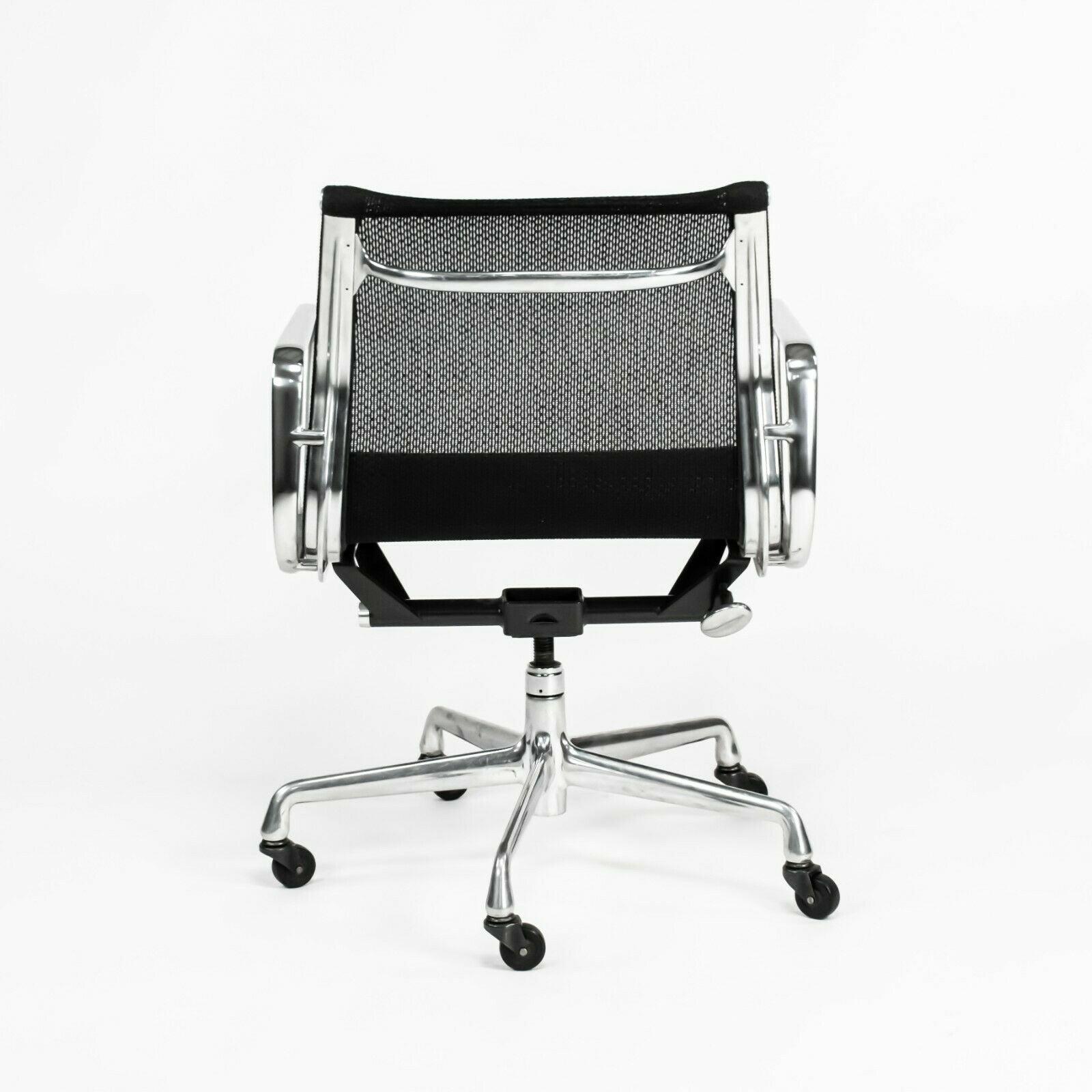2004 Herman Miller Eames Aluminium Group Management-Schreibtischstuhl aus schwarzem Mesh-Stoff (amerikanisch) im Angebot