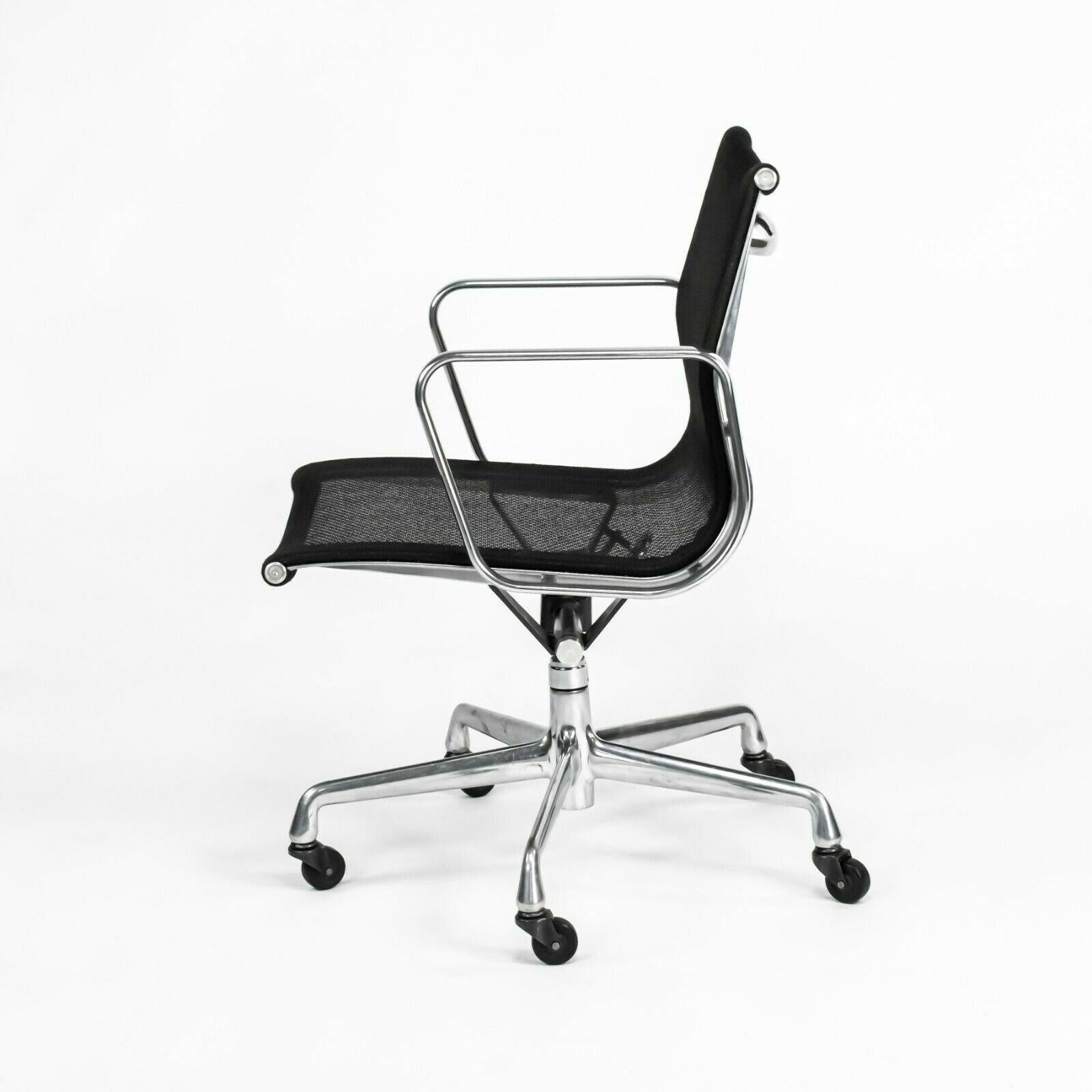 2004 Herman Miller Eames Aluminium Group Management-Schreibtischstuhl aus schwarzem Mesh-Stoff im Zustand „Gut“ im Angebot in Philadelphia, PA