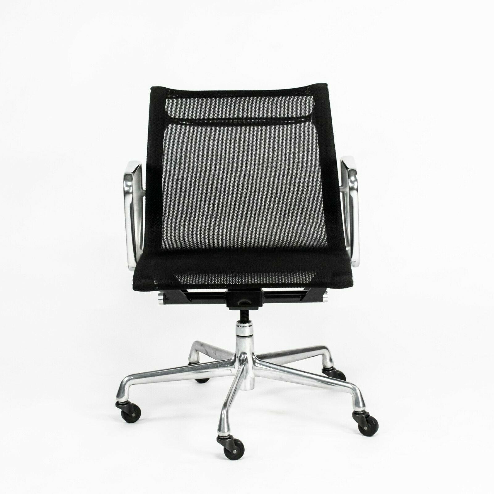 2004 Herman Miller Eames Aluminium Group Management-Schreibtischstuhl aus schwarzem Mesh-Stoff im Angebot 1