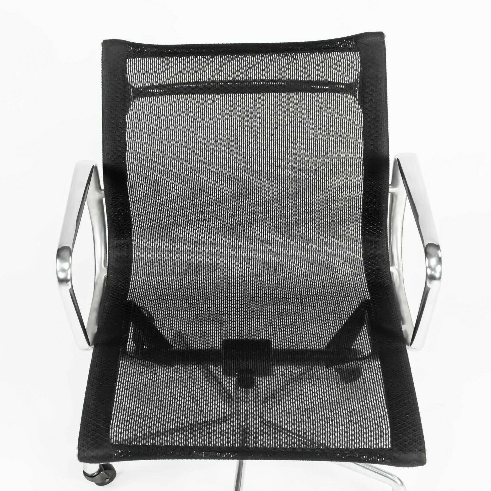2004 Herman Miller Eames Aluminium Group Management-Schreibtischstuhl aus schwarzem Mesh-Stoff im Angebot 2