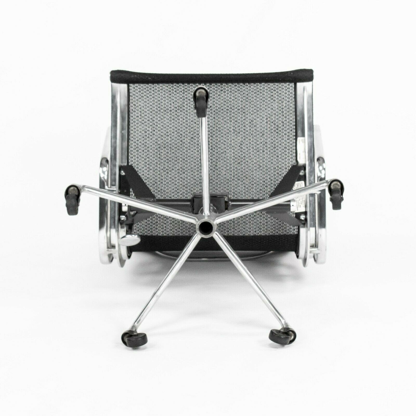 2004 Herman Miller Eames Aluminium Group Management-Schreibtischstuhl aus schwarzem Mesh-Stoff im Angebot 3