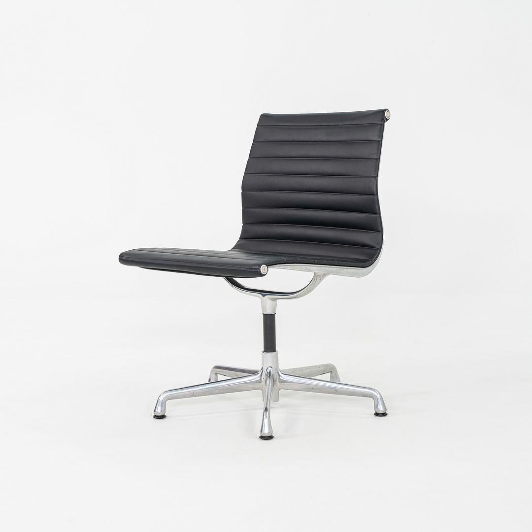 Il s'agit de chaises de bureau ou d'appoint sans bras Eames Aluminum Group, conçues à l'origine par Ray et Charles Eames en 1958. Ces exemples particuliers ont été produits par Herman Miller aux États-Unis en 2003. Le design se caractérise par une