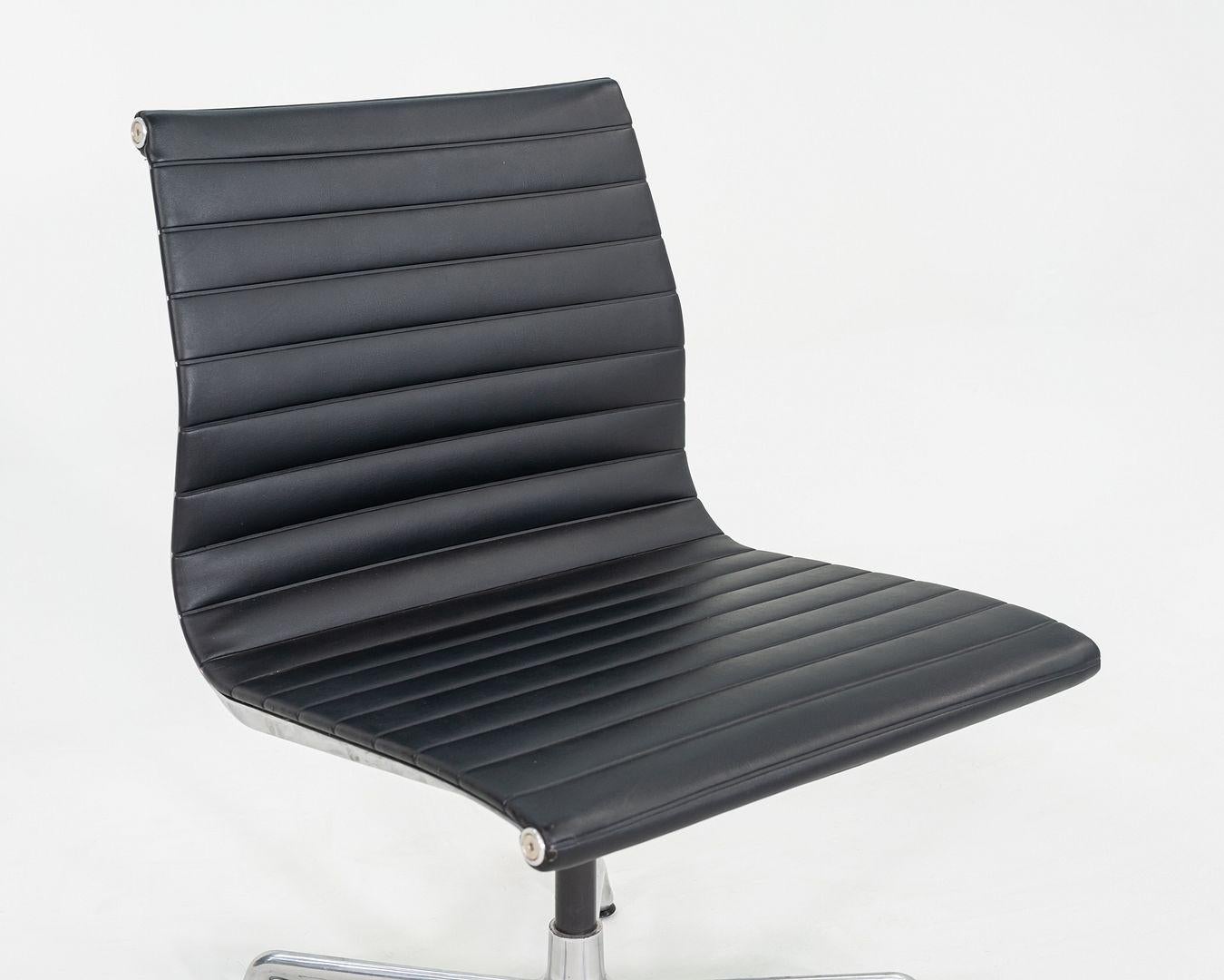 Moderne 2004 Chaises d'appoint / de bureau en aluminium Aerman Miller avec piétements en bois de cerf en vente