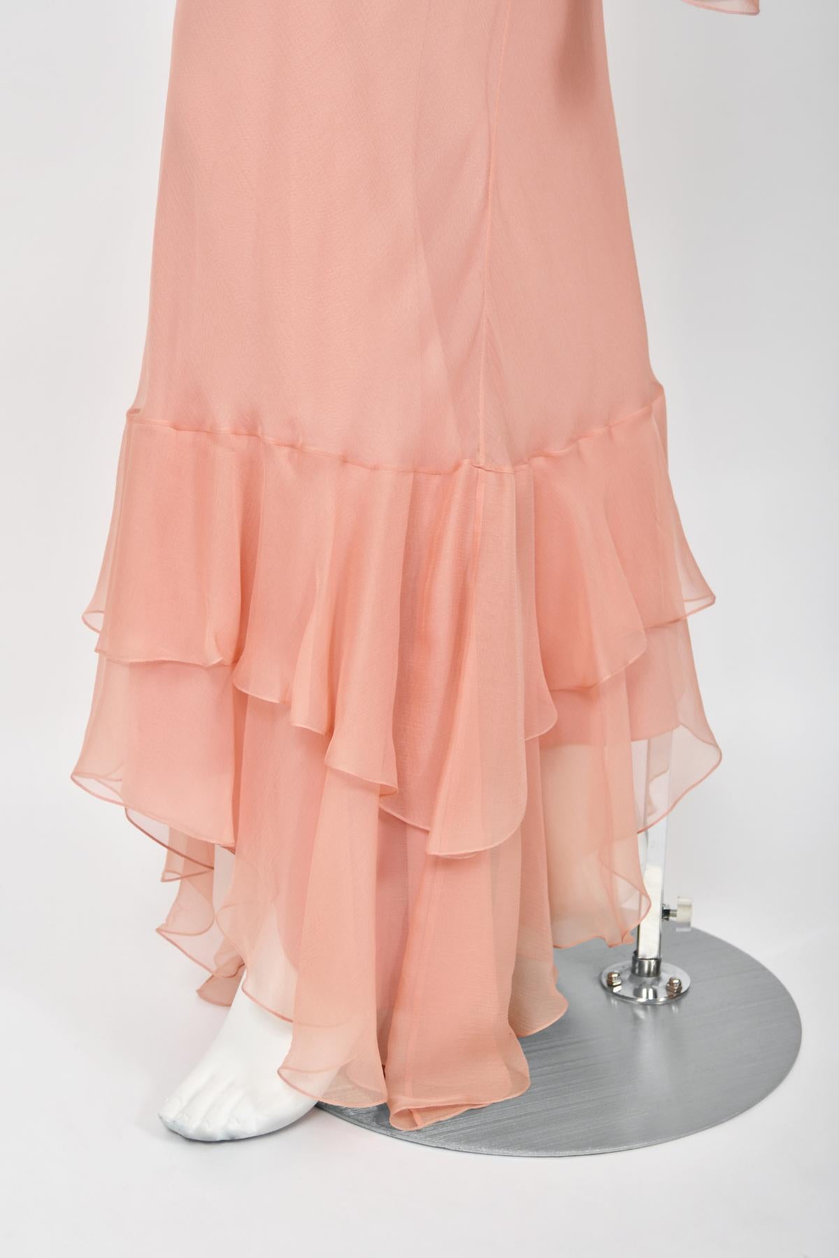 2008 John Galliano Blassrosa halbtransparentes Kleid aus Seidenchiffon mit drapierten Rüschen im Schrägschnitt 7