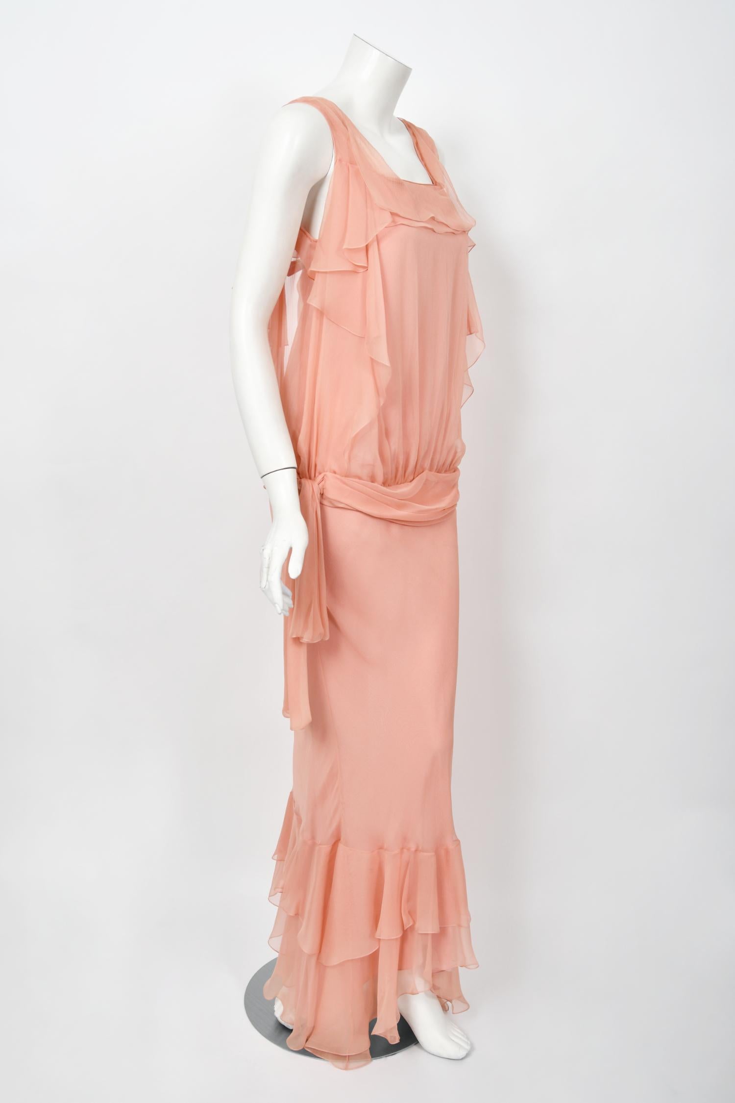 2008 John Galliano Blassrosa halbtransparentes Kleid aus Seidenchiffon mit drapierten Rüschen im Schrägschnitt 9