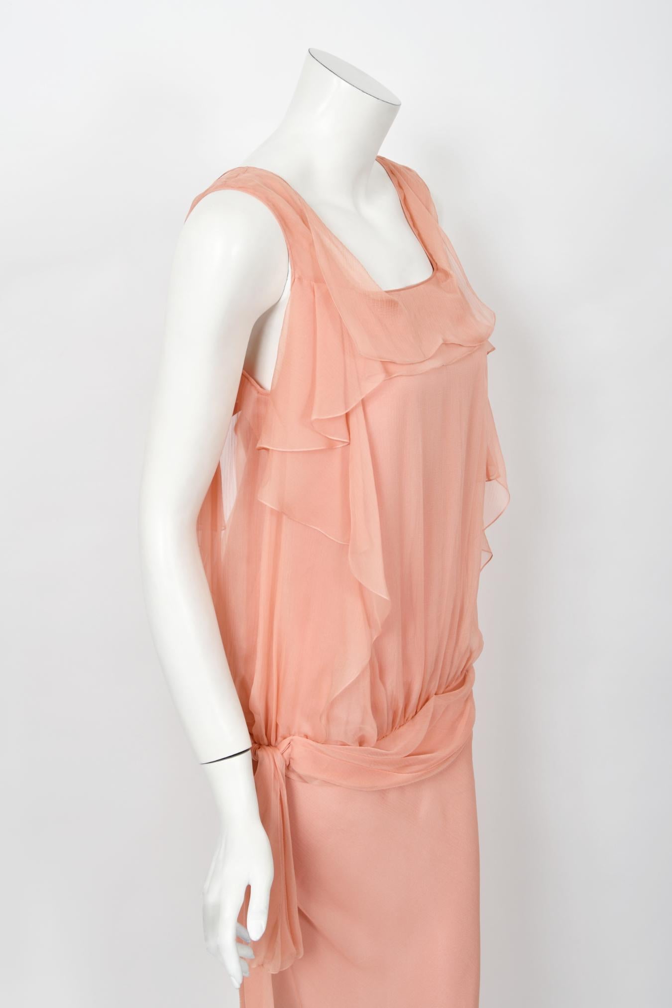 2008 John Galliano Blassrosa halbtransparentes Kleid aus Seidenchiffon mit drapierten Rüschen im Schrägschnitt 10