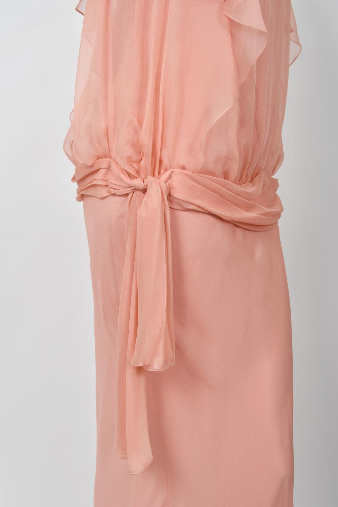 2008 John Galliano Blassrosa halbtransparentes Kleid aus Seidenchiffon mit drapierten Rüschen im Schrägschnitt 11