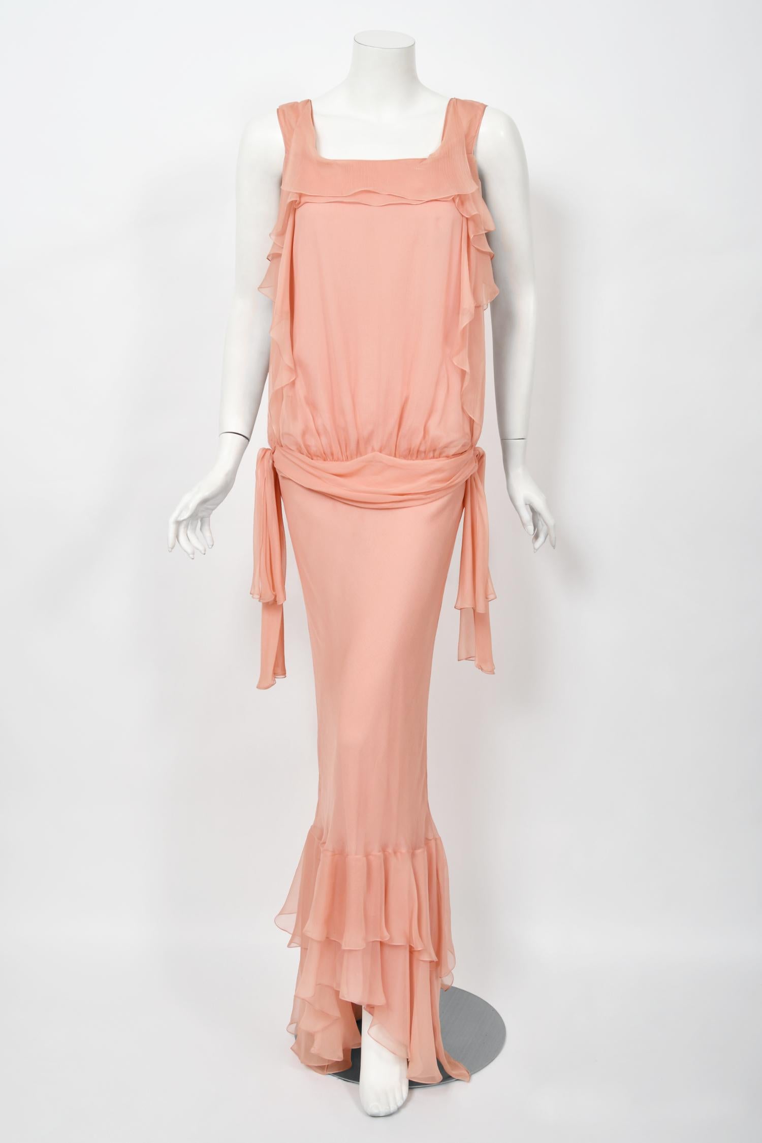 2008 John Galliano Blassrosa halbtransparentes Kleid aus Seidenchiffon mit drapierten Rüschen im Schrägschnitt 2