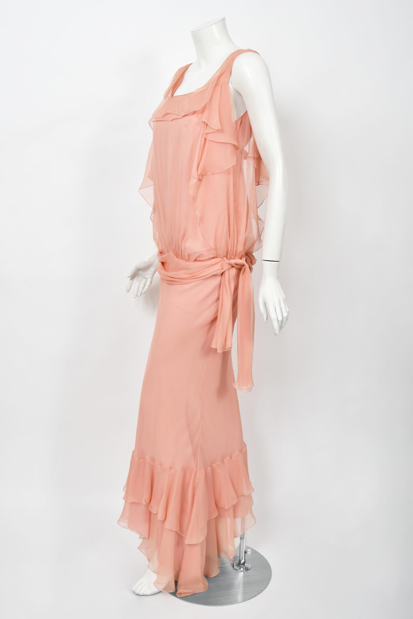 2008 John Galliano Blassrosa halbtransparentes Kleid aus Seidenchiffon mit drapierten Rüschen im Schrägschnitt 3