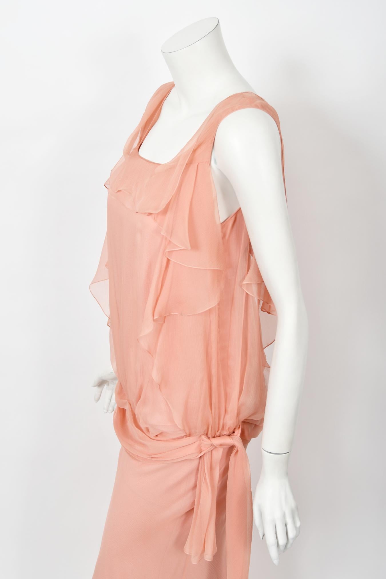 2008 John Galliano Blassrosa halbtransparentes Kleid aus Seidenchiffon mit drapierten Rüschen im Schrägschnitt 4