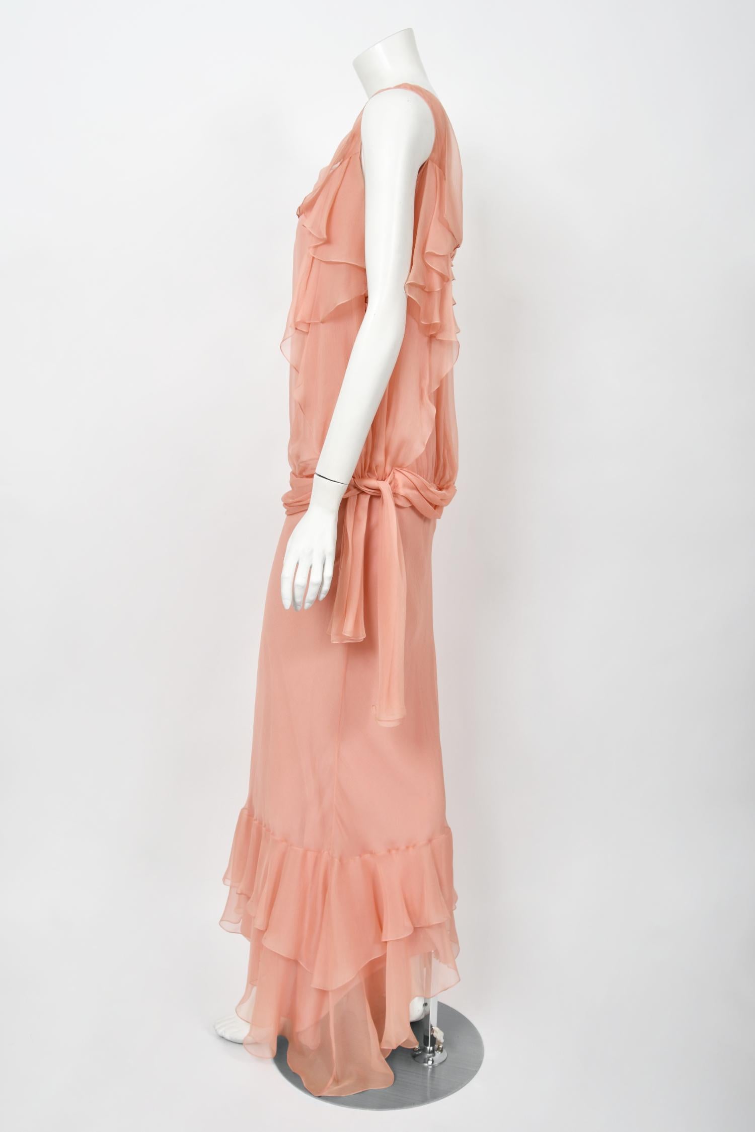 2008 John Galliano Blassrosa halbtransparentes Kleid aus Seidenchiffon mit drapierten Rüschen im Schrägschnitt 6