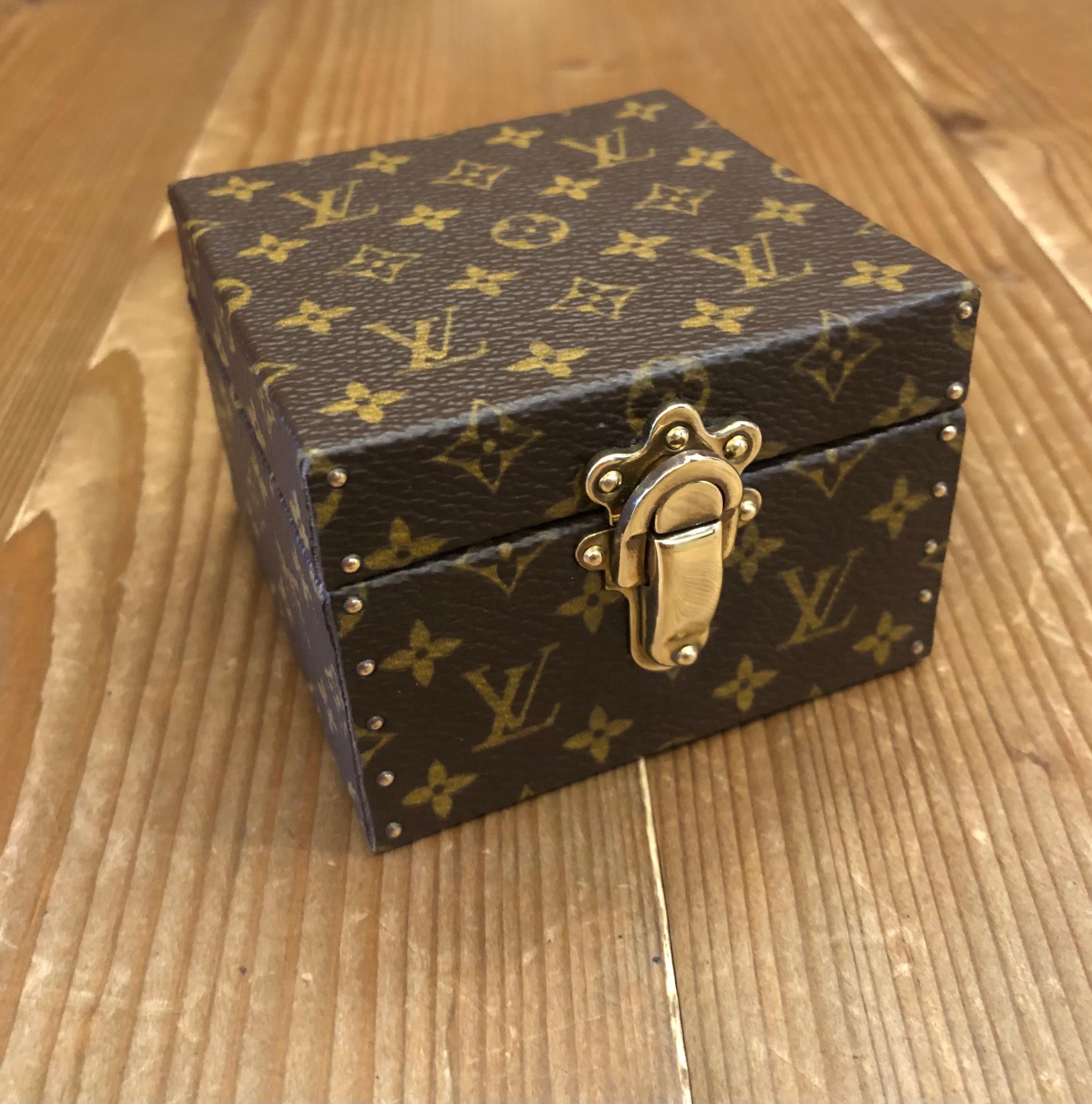 2004 LOUIS VUITTON mini trunk box in monogram canvas for small jewelry. Made in France with Date code AS 0074. Measures approximately 3 x 3 x 2.125 inches.

Condition: Minor signs of wear. Generally in very good condition

Exterior: Minor signs of