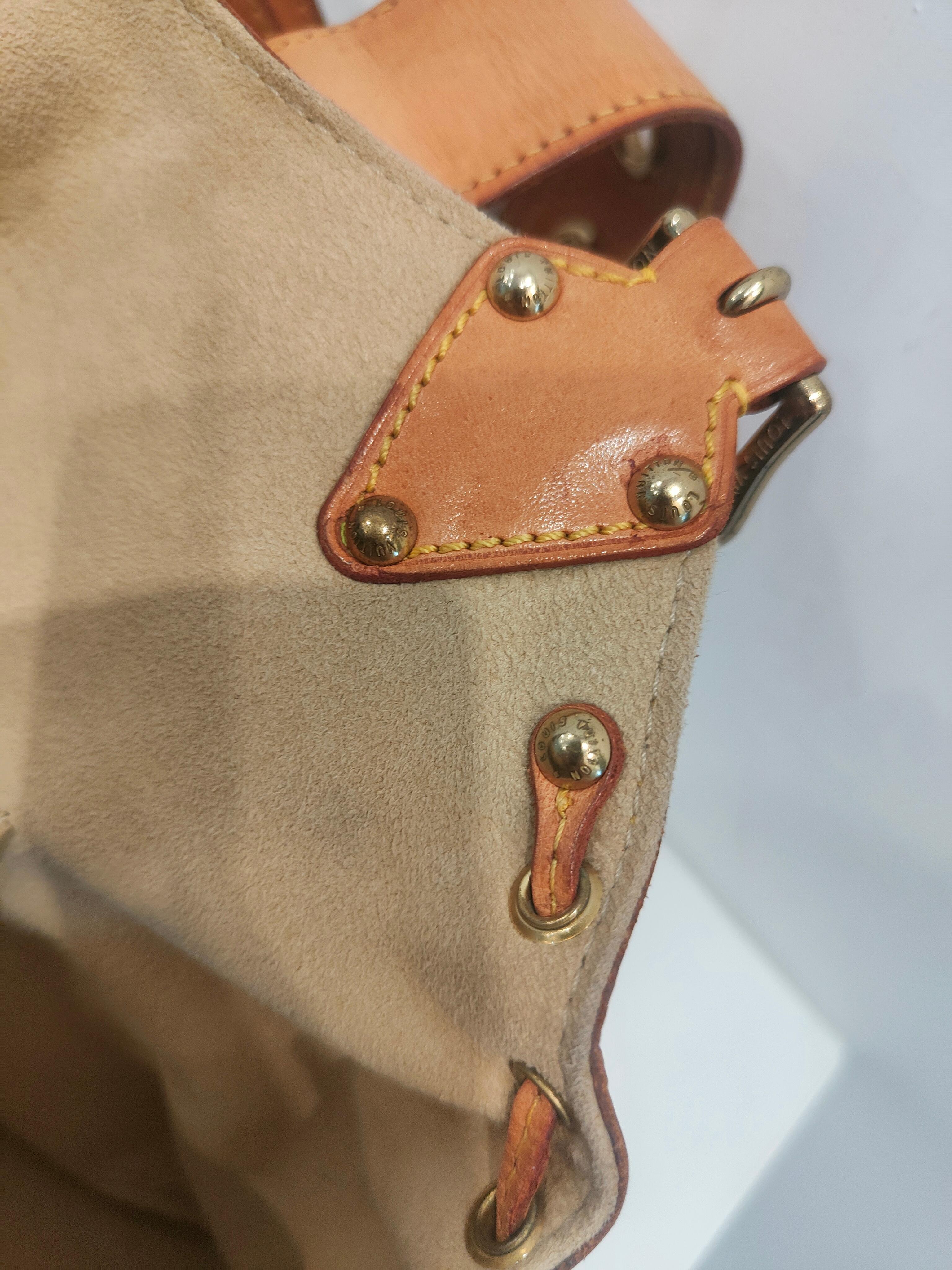 Louis Vuitton Theda bag from 2004
made out of leather and gold tone hardware
double hangle in natural vacchetta leather
