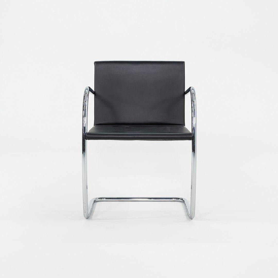 Questa è una sedia da pranzo Brno Thin Pad, modello 245A, progettata inizialmente da Mies van der Rohe nel 1929. 
 
 Questi esemplari sono stati prodotti da Knoll nel 2004 e il prezzo indicato comprende una sedia. Abbiamo quattro sedie disponibili