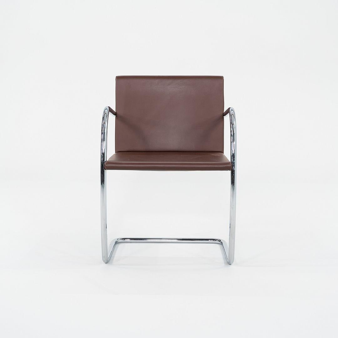 Questa è una sedia da pranzo Brno Thin Pad, modello 245A, progettata inizialmente da Mies van der Rohe nel 1929. 
 
 Questi esemplari sono stati prodotti da Knoll nel 2004 e il prezzo indicato comprende una sedia. Abbiamo quattro sedie disponibili