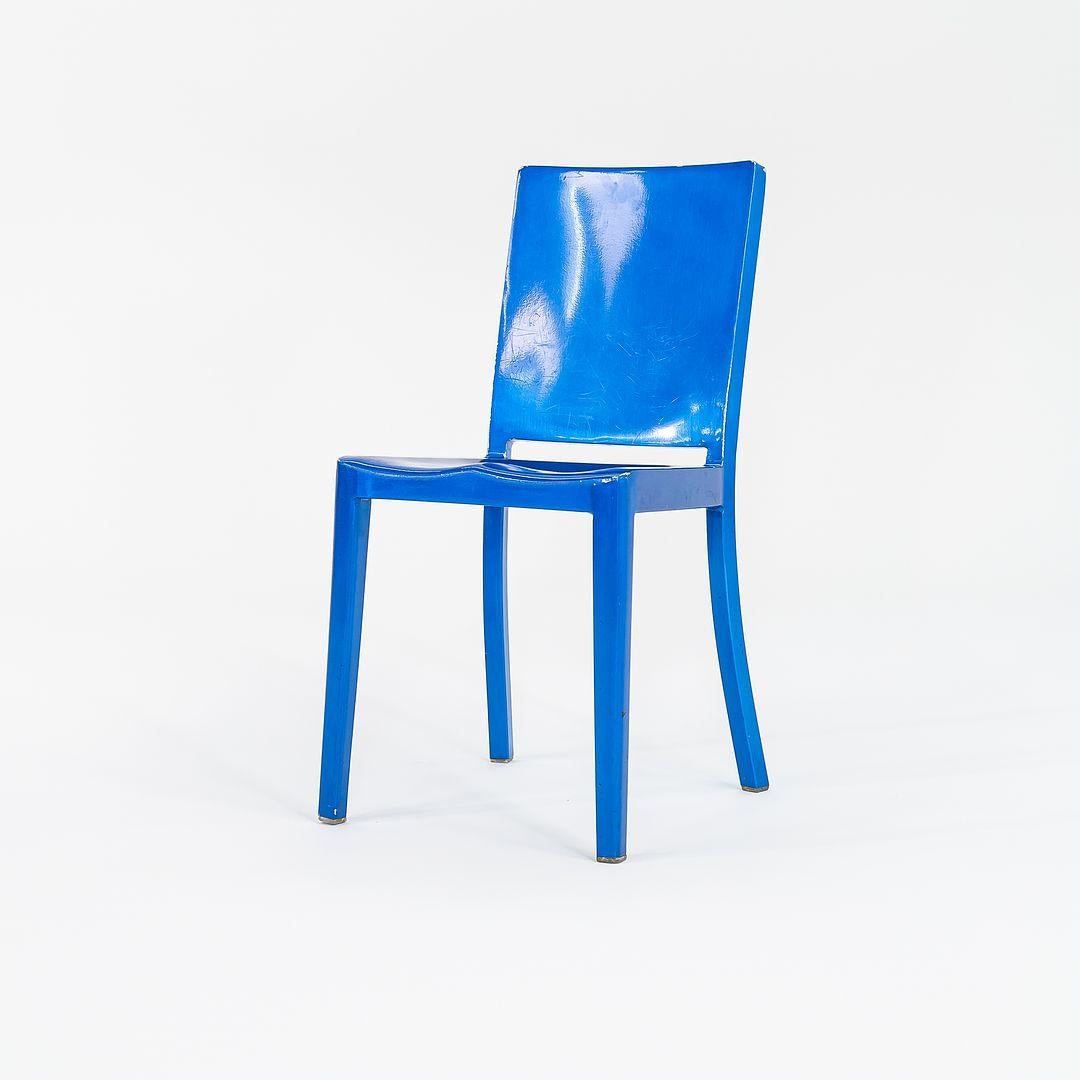 Se trata de las Sillas de Comedor Hudson de aluminio esmaltado en azul real, una colaboración entre el famoso diseñador Philippe Starck y el fabricante estadounidense Emeco. Se diseñaron especialmente para el Hotel Hudson de Nueva York y se pusieron