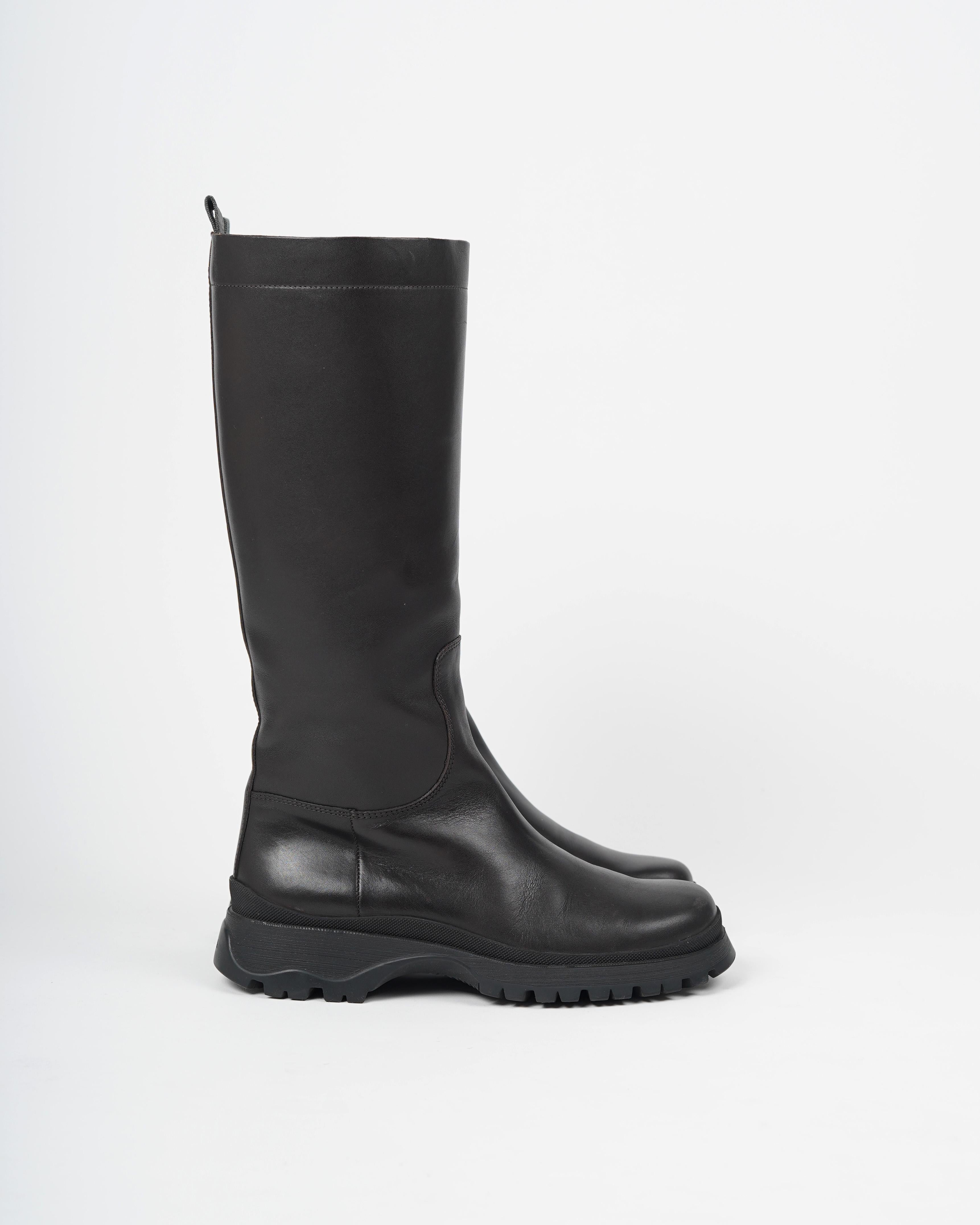 2004 Prada Ebony Napa Leather Lug-sole Boots Size 37 In Good Condition For Sale In Berlin, DE