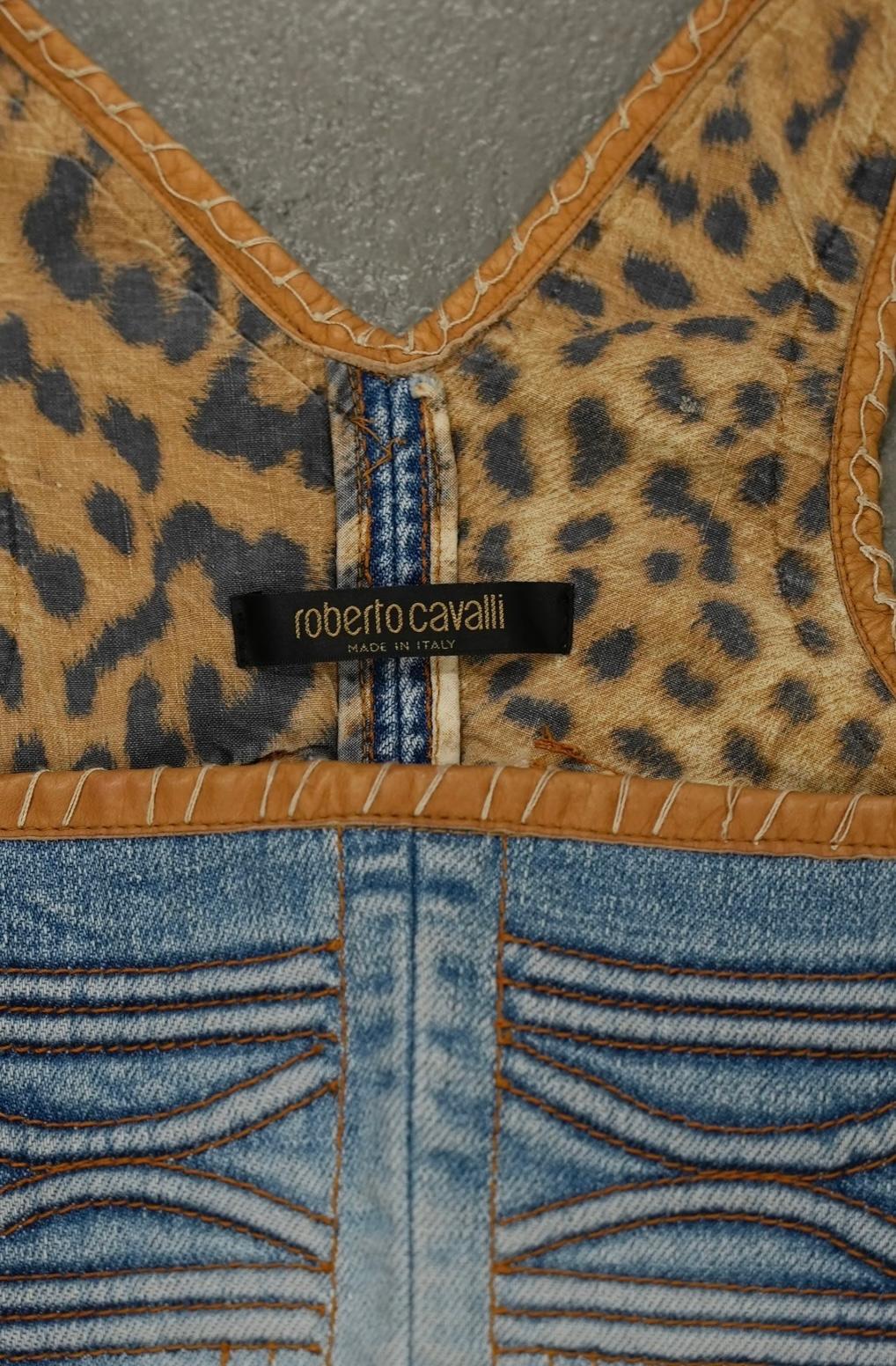 2004 Roberto Cavalli - Top corset à armure 3D

Ce top corset Roberto Cavalli 2004 réinterprète le denim à travers une lentille sculpturale et futuriste. Dotée d'une silhouette structurée semblable à celle d'une armure, elle présente des détails