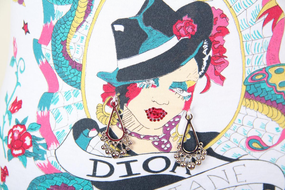 ¡¡¡1 Raro!!! Camiseta de algodón Dior Gitane 2004 by John Galliano 

John Galliano for Christian Dior 
Colección: Christian Dior Prêt-à-Porter Primavera 2004
País de producción: Francia
Una camiseta ultra rara de 2004, el periodo de trabajo de John