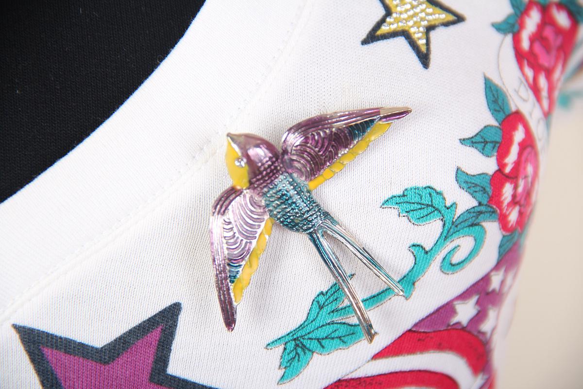 De las mujeres 2004 conjunto Dior Gitane 2004  Camiseta de algodón Galliano Broche de golondrina esmaltado en venta