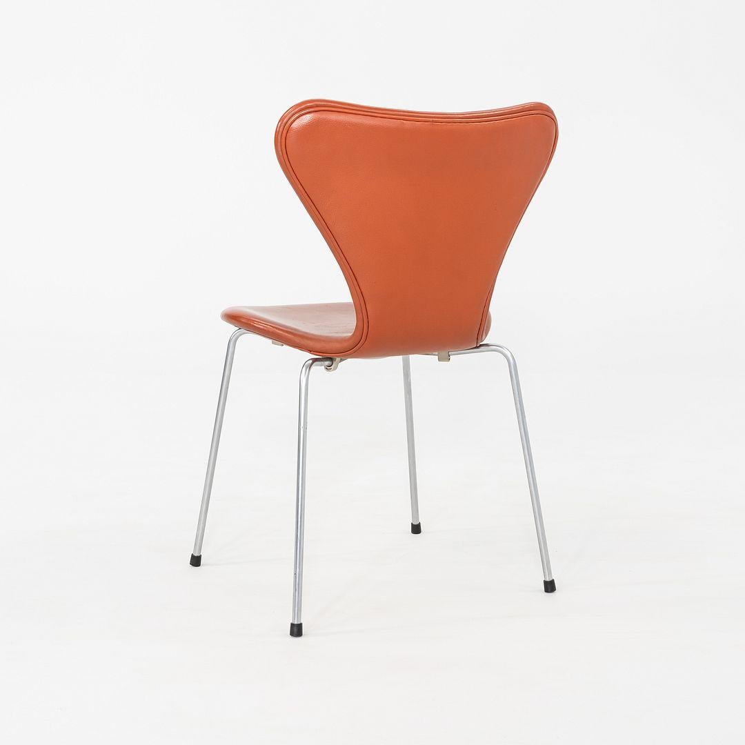 2004 Set of Four Arne Jacobsen for Fritz Hansen Series 7 Dining Chairs Leather In Good Condition For Sale In Philadelphia, PA