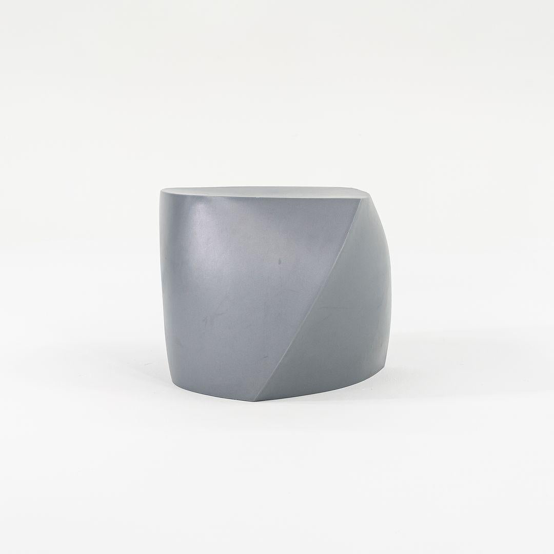 Dies ist ein Gehry Left Twist Cube, der ursprünglich von Frank Gehry für die Heller Frank Gehry Möbelkollektion entworfen wurde. Dieses Exemplar wurde 2004 von Heller in den USA hergestellt. Dieser dreiseitige Würfel aus Polyethylen ist vollkommen