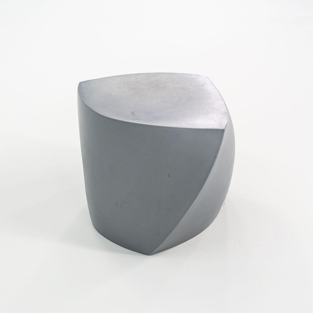 2004 Dreiseitiger Würfel Modell 1017 von Frank Gehry für Heller Frank Gehry Furniture (21. Jahrhundert und zeitgenössisch)