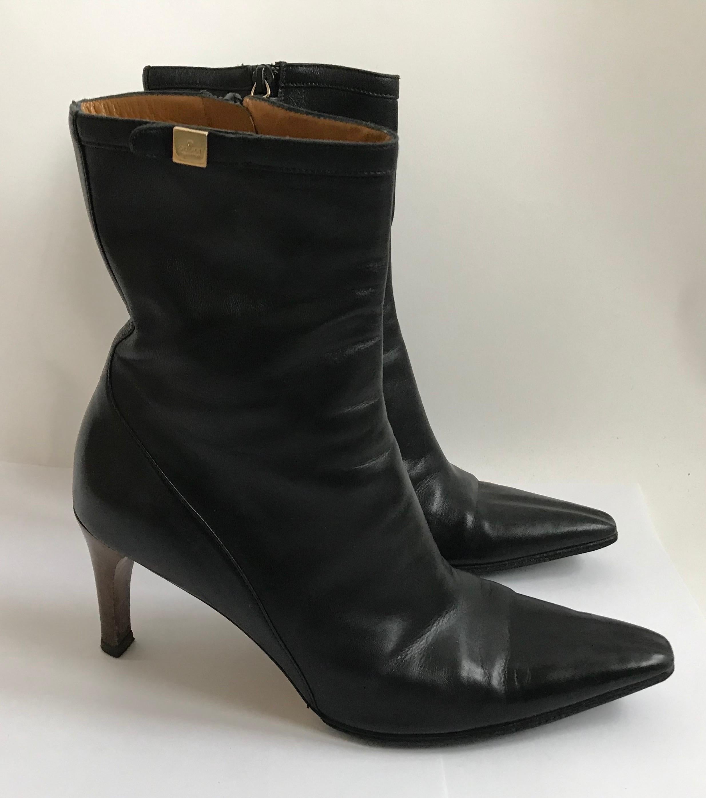 Killer Tom Ford for Gucci ankle boots 
Zip up 
Metal logo plate
Stacked wooden heels
Size 8 
Excellent condition these look as if they were only worn in the store