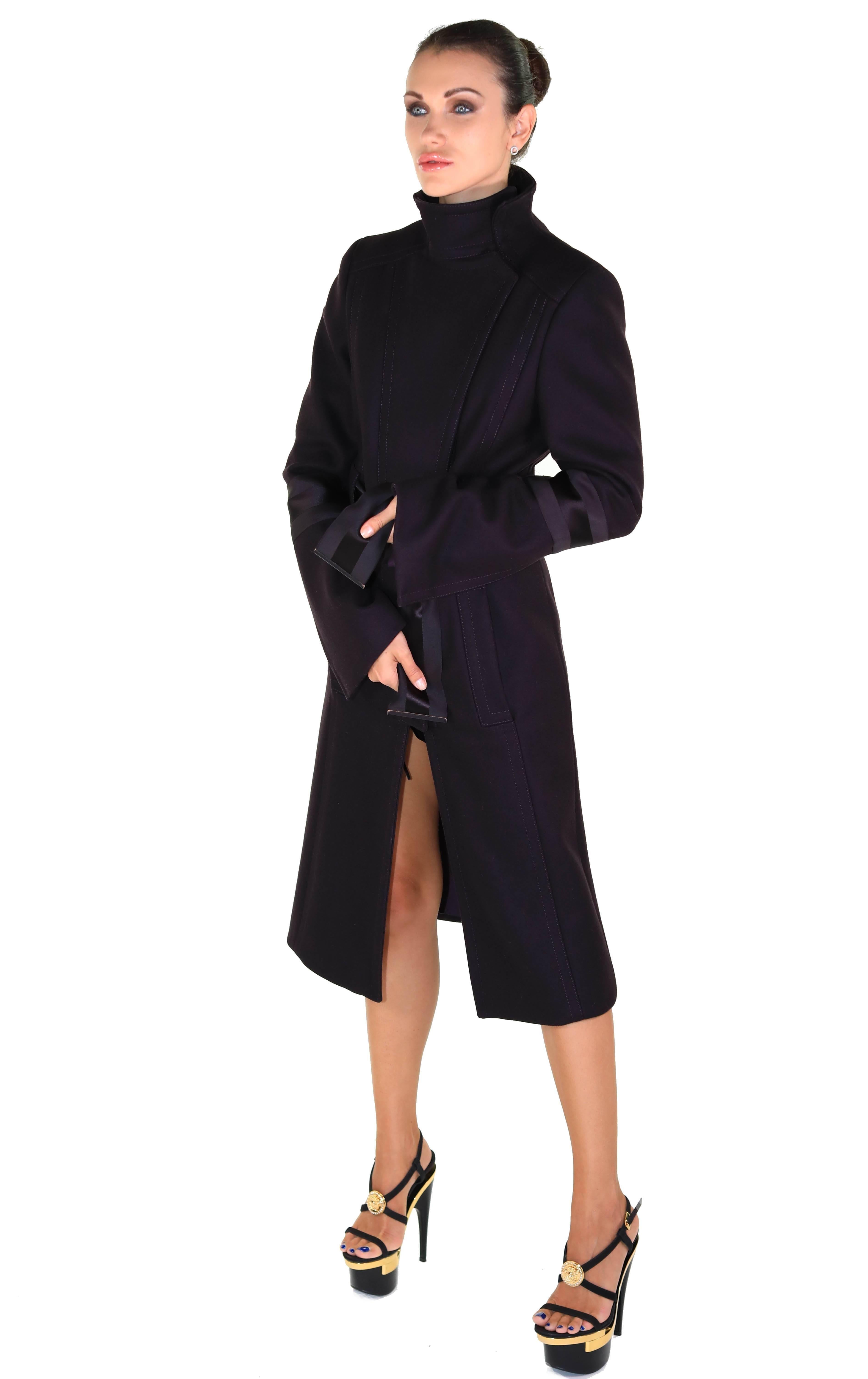 2004 Tom Ford for Gucci: cappotto di lana in passerella
Taglia 40
Colore: Melanzana
Rifinito con cintura
Prodotto in Italia
Non indossato, ma con due piccoli fori sulla fodera.