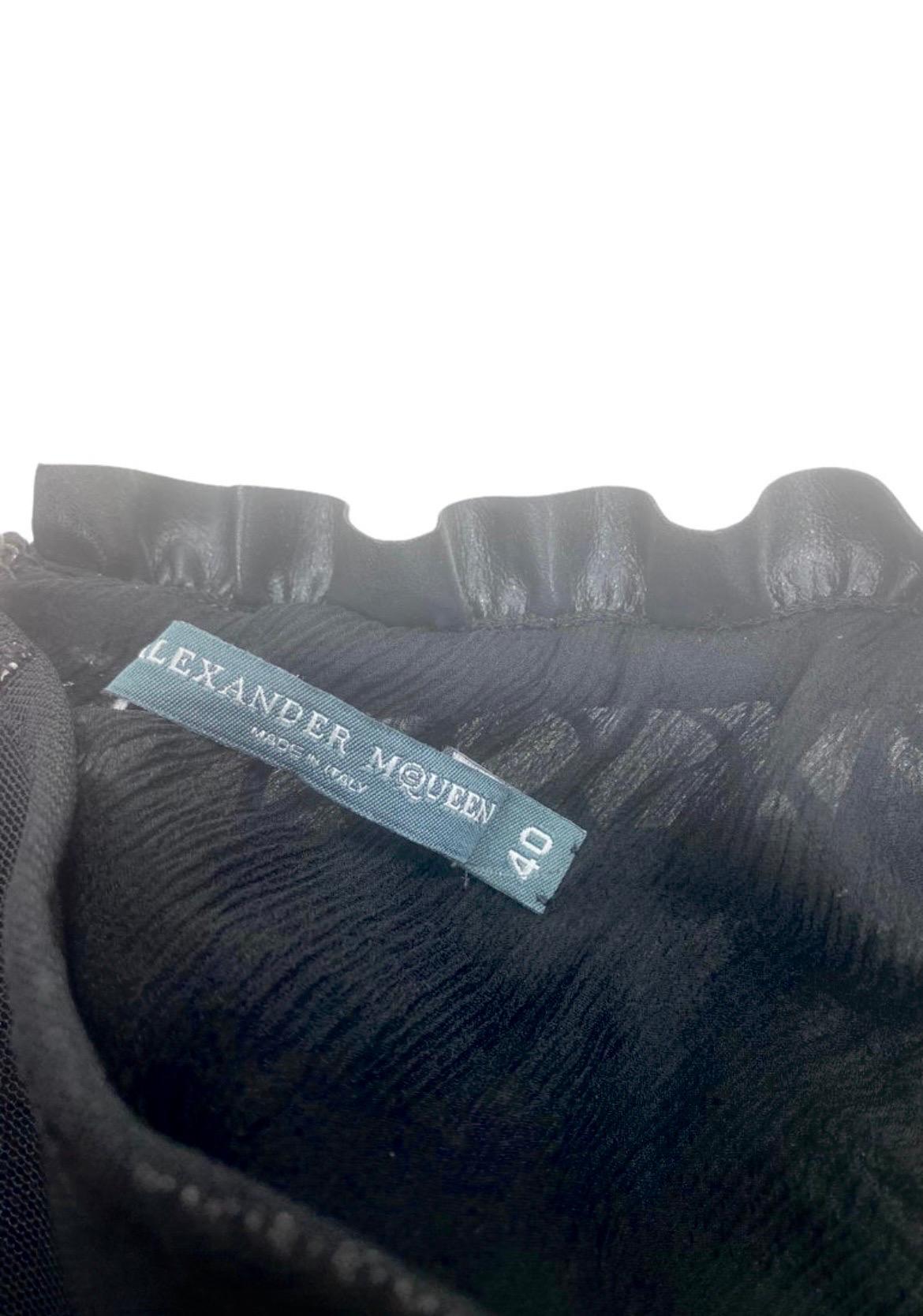 Haut à corset vintage Alexander McQueen en soie et cuir noir, 2004 en vente 1