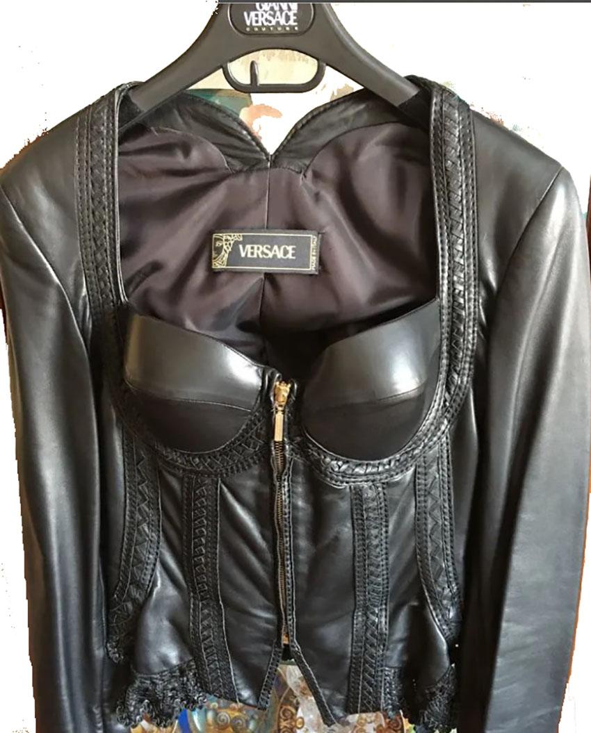 2004 VINTAGE GIANNI VERSACE BLACK LEATHER SKIRT SUIT Sz IT 42 In Excellent Condition In Montgomery, TX