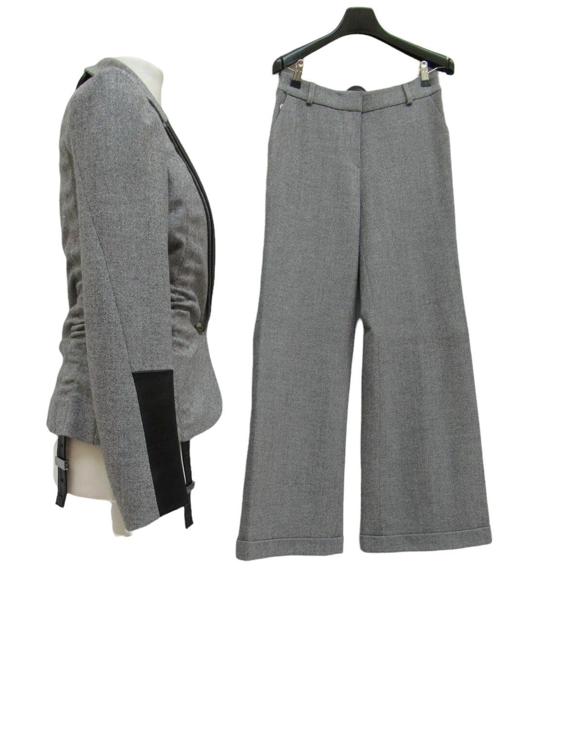 2004 Vintage John Galliano für Christian Dior Anzug Wolle in Grau
Ein Hosenanzug mit Lederdetails. 

Schultern 39 cm
Hose: Beinlänge 99 cm
Hose: Schrittlänge 76 cm
Ärmel 60 cm
Länge 63 cm
Brustumfang 39 cm

Größe: FR 36, US - 4

Ausgezeichnet