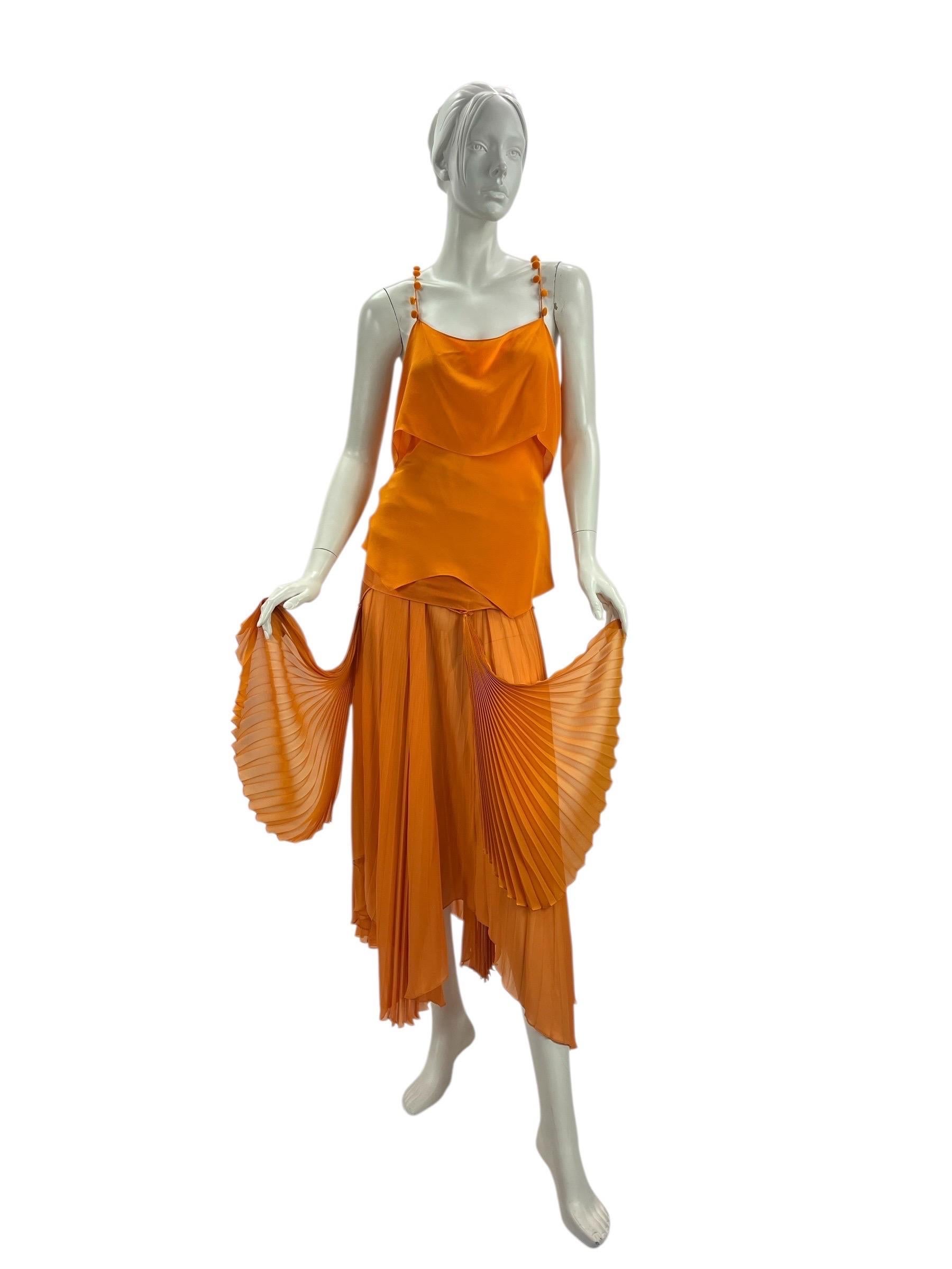 S/S 2004
Conjunto Vintage Tom Ford for YSL Silk - Top y Falda

Un exquisito y raro conjunto vintage de la época de Tom Ford en Yves Saint Laurent, que muestra su característico minimalismo sensual y su meticulosa construcción.

Confeccionado en una