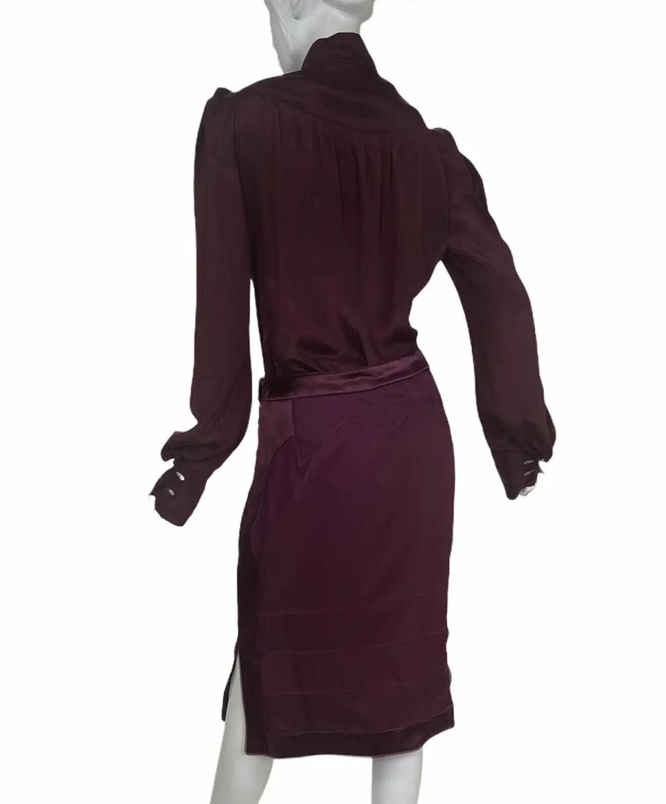 Millésime 2004 
Tom Ford pour Yves Saint Laurent
Costume Chinoiserie en soie bourgogne
FR Taille 40 - US 8 
100% soie
Nouveau, avec étiquettes
État impeccable.

La jupe du défilé est également disponible dans notre magasin.