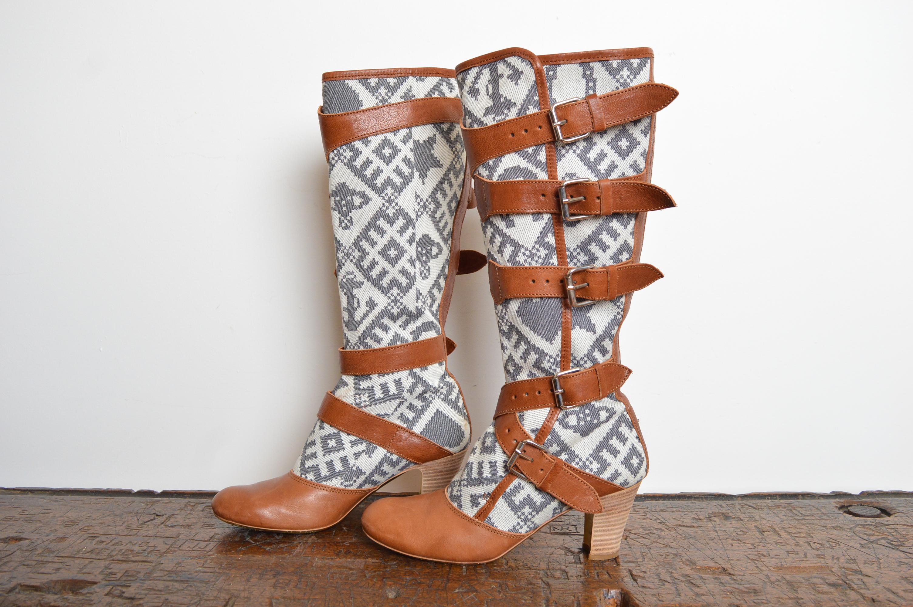 Botas piratas Vivienne Westwood Tapestry 2004, confeccionadas con un tejido decorativo Vivienne Westwood estampado 