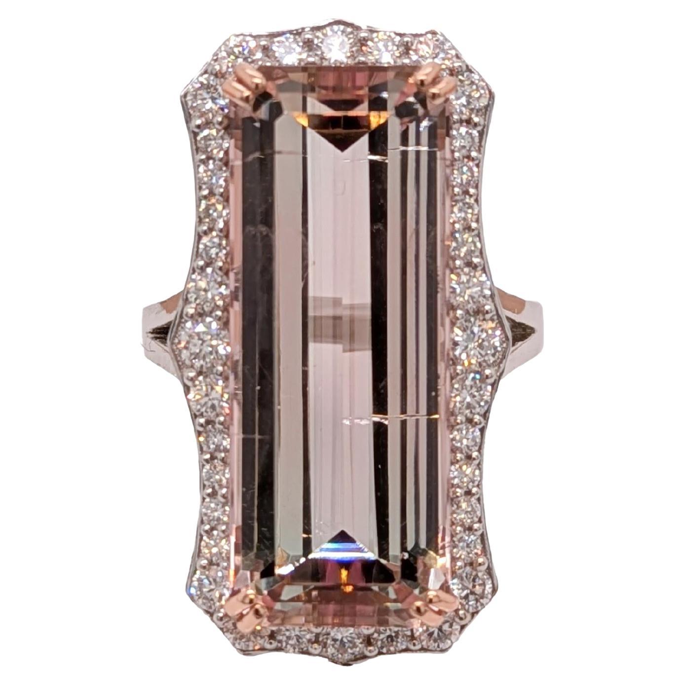 20,04cts Anillo de Turmalina Rosa con Halo de Diamantes en Oro de 14K  Corte Esmeralda 25X10mm