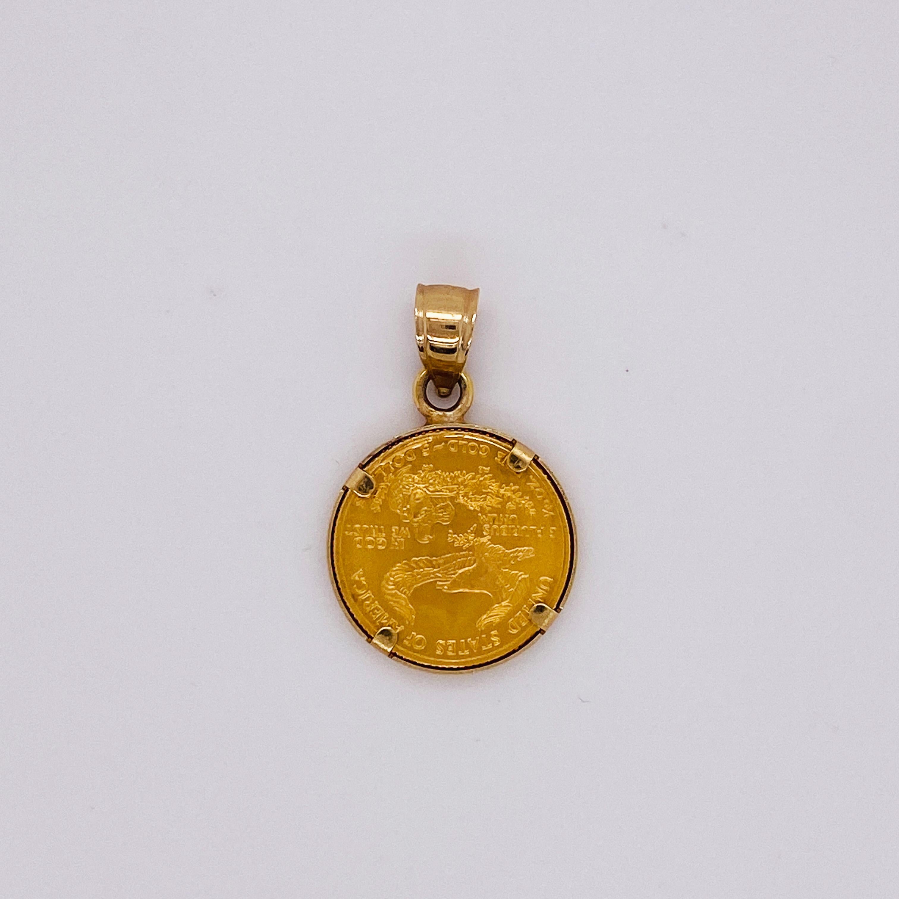 Feiern Sie einen geliebten Menschen, der im Jahr 2005 geboren wurde, oder einen wichtigen Meilenstein aus dem Jahr 2005! Der hochglanzpolierte Rahmen des Münzanhängers aus 14-karätigem Gelbgold macht dieses sauber geschwungene Design perfekt für