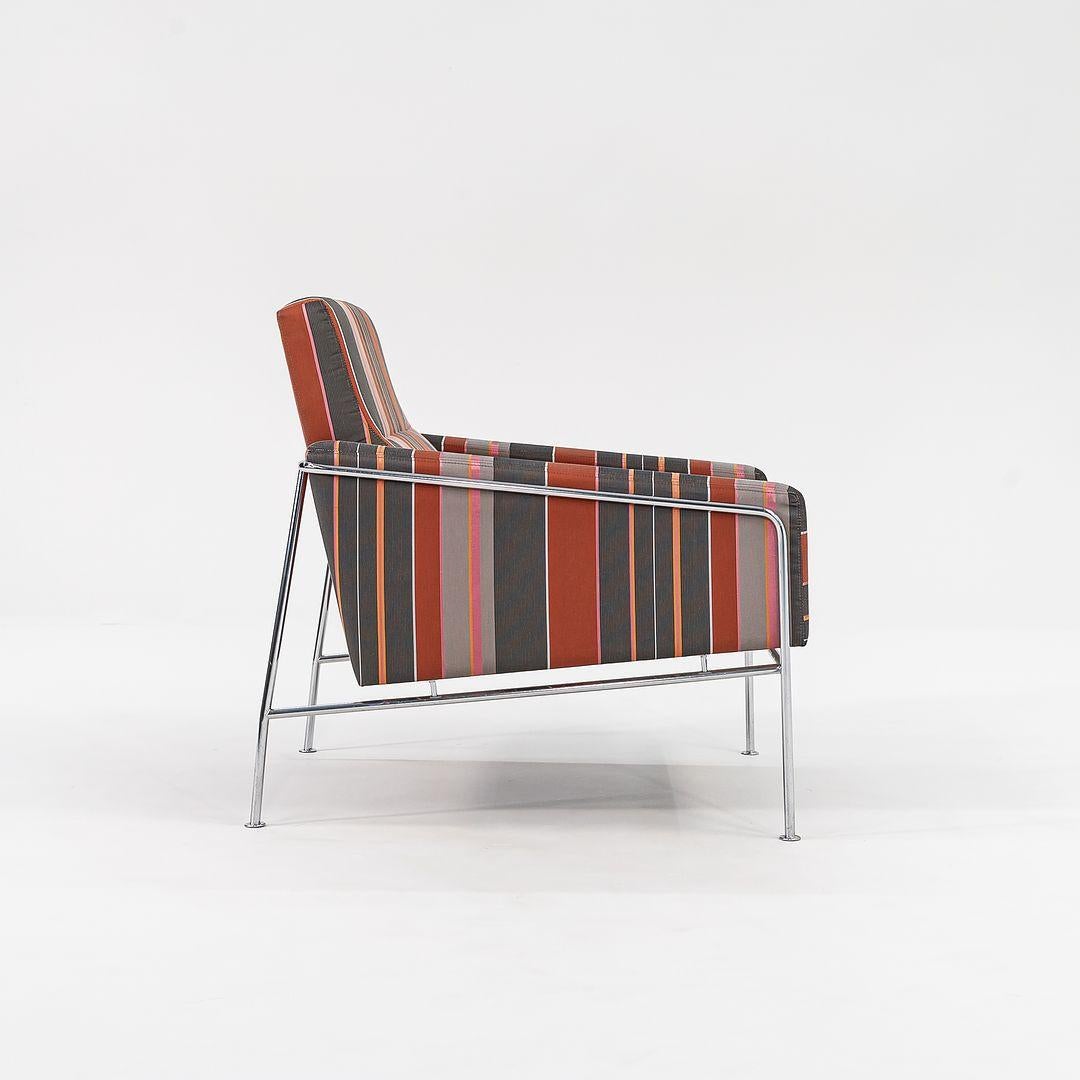 Dies ist der Sessel der Serie 3300, den Arne Jacobsen 1958 für das SAS Air Terminal in Kopenhagen entworfen hat. Der angegebene Preis beinhaltet einen Stuhl, und wir haben 2 Stühle in diesem Stoff verfügbar. Diese Exemplare wurden 2005 von Fritz