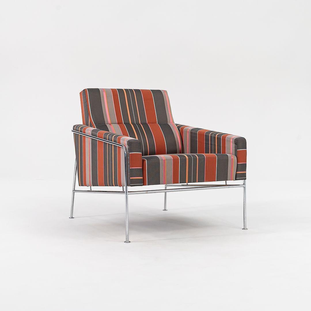 2005 Arne Jacobsen Serie 3300 Easy Loungesessel in Orange-grau gestreiftem Stoff (Moderne) im Angebot