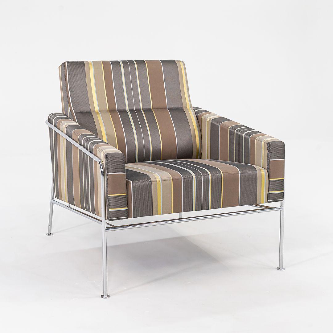 Il s'agit d'un Easy Chair de la série 3300, conçu à l'origine par Arne Jacobsen pour l'aérogare SAS de Copenhague en 1958. Le prix indiqué comprend une chaise, et nous avons 3 chaises disponibles dans ce tissu. Ces exemples ont été produits par