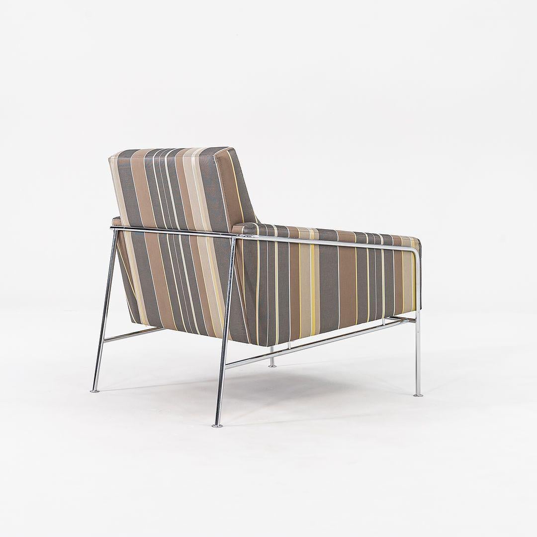 2005 Arne Jacobsen Series 3300 Easy Lounge Chairs en tissu rayé Bon état - En vente à Philadelphia, PA