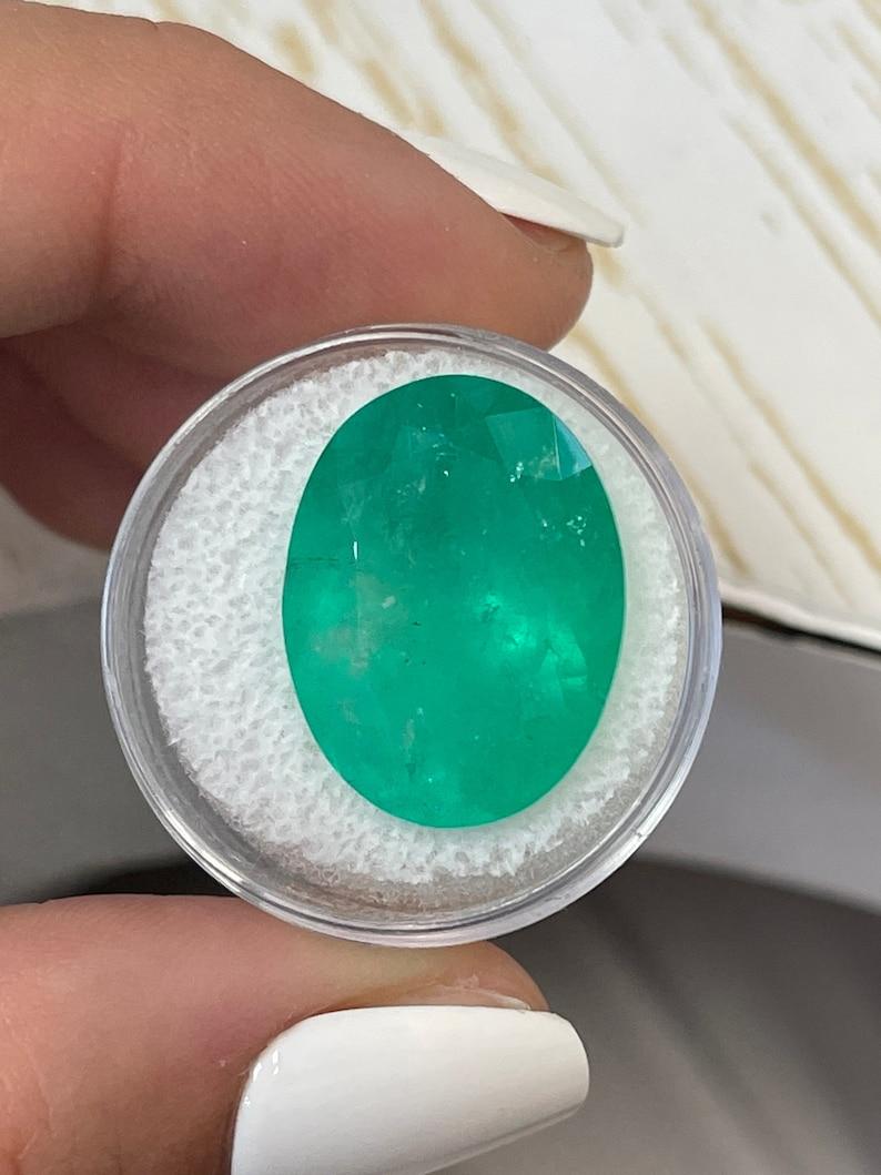 A. Stone: Smeraldo
Peso: 20,05 carati
Forma: Taglio ovale
Chiarezza: Semi-trasparente
Lucentezza: Molto buono-buono
Colore: verde bluastro medio
Misure: 20.97mm x 15.95mm x 11.15
Origine geografica: Colombia
Trattamento: Naturale,